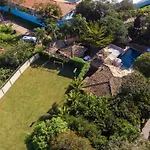 Casa completa a 650 metros da Orla Bardot! 4 Suítes, Jacuzzi e Churrasqueira privativas